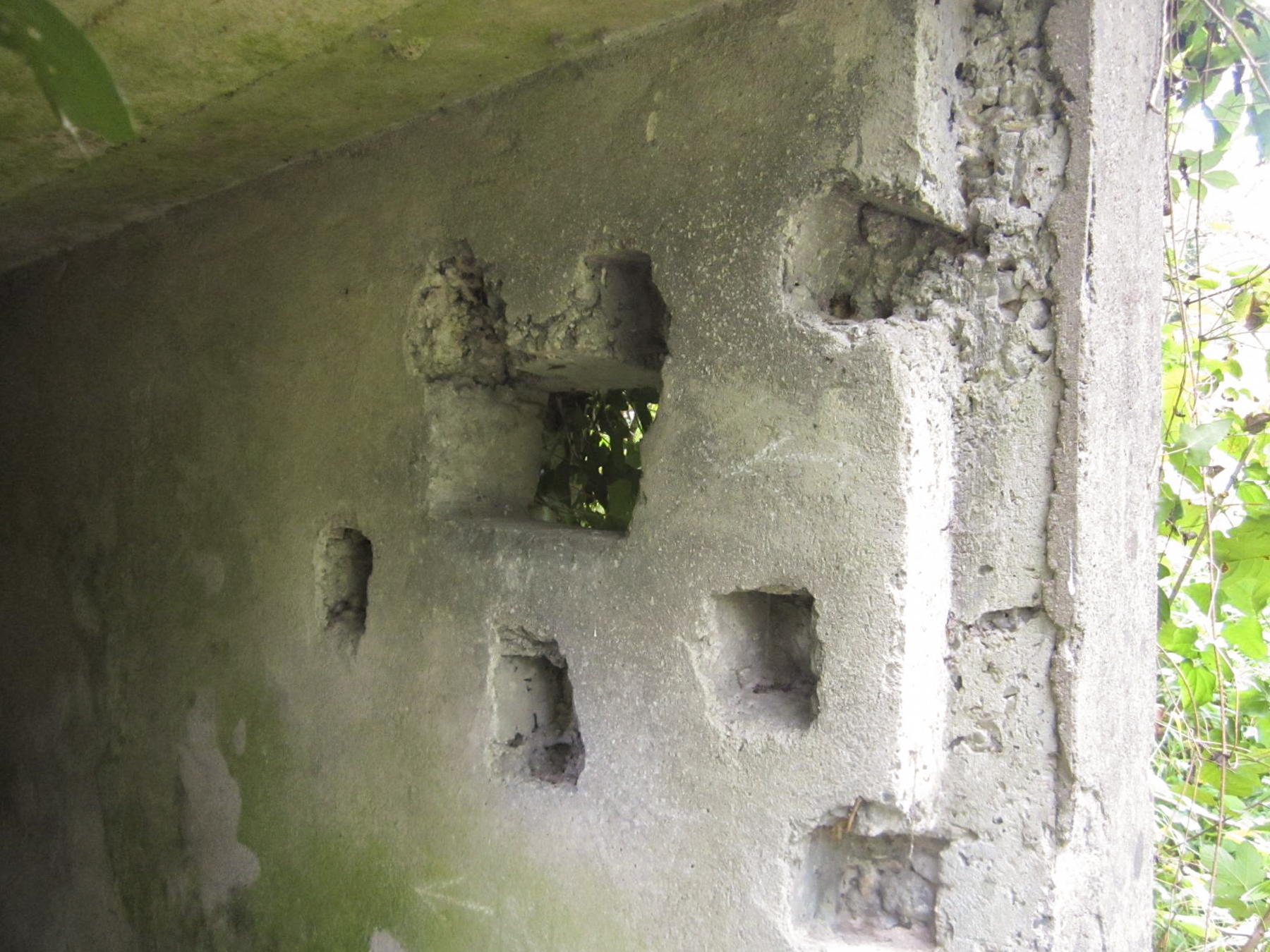 Ligne Maginot - HAUTE DIGUE 6 - (Blockhaus pour arme infanterie) - Créneau de défense rapprochée de l'entrée - G.Fuchs