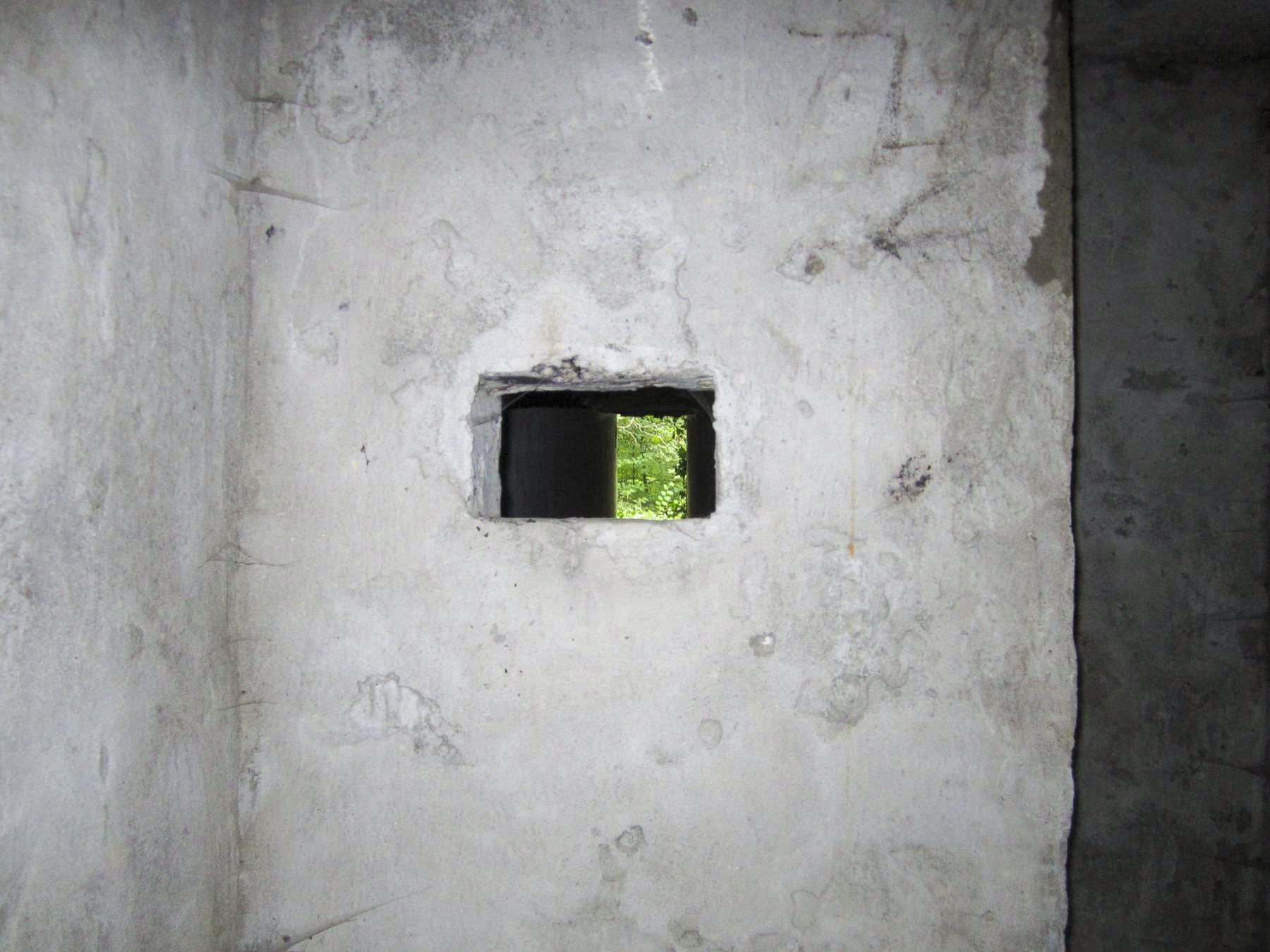 Ligne Maginot - HAUTE DIGUE 6 - (Blockhaus pour arme infanterie) - Chambre de tir
Créneau de défense rapprochée de la galerie - G.Fuchs