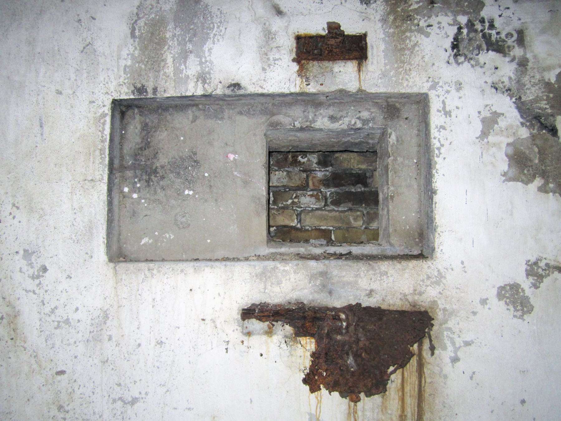 Ligne Maginot - HAUTE DIGUE 9 - (Blockhaus pour arme infanterie) - Chambre de tir
Créneau mitrailleuse gauche - G.Fuchs
