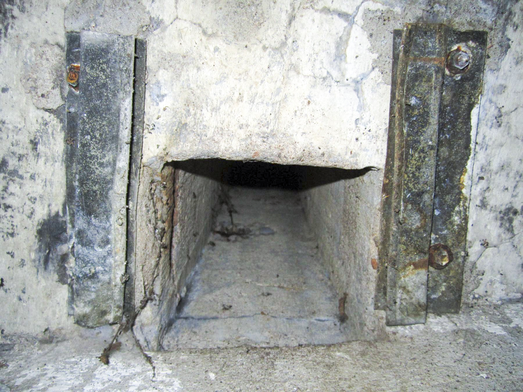 Ligne Maginot - HAUTE DIGUE 9 - (Blockhaus pour arme infanterie) - Conduit de ventilation, au-dessus du créneau mitrailleuse gauche - G.Fuchs