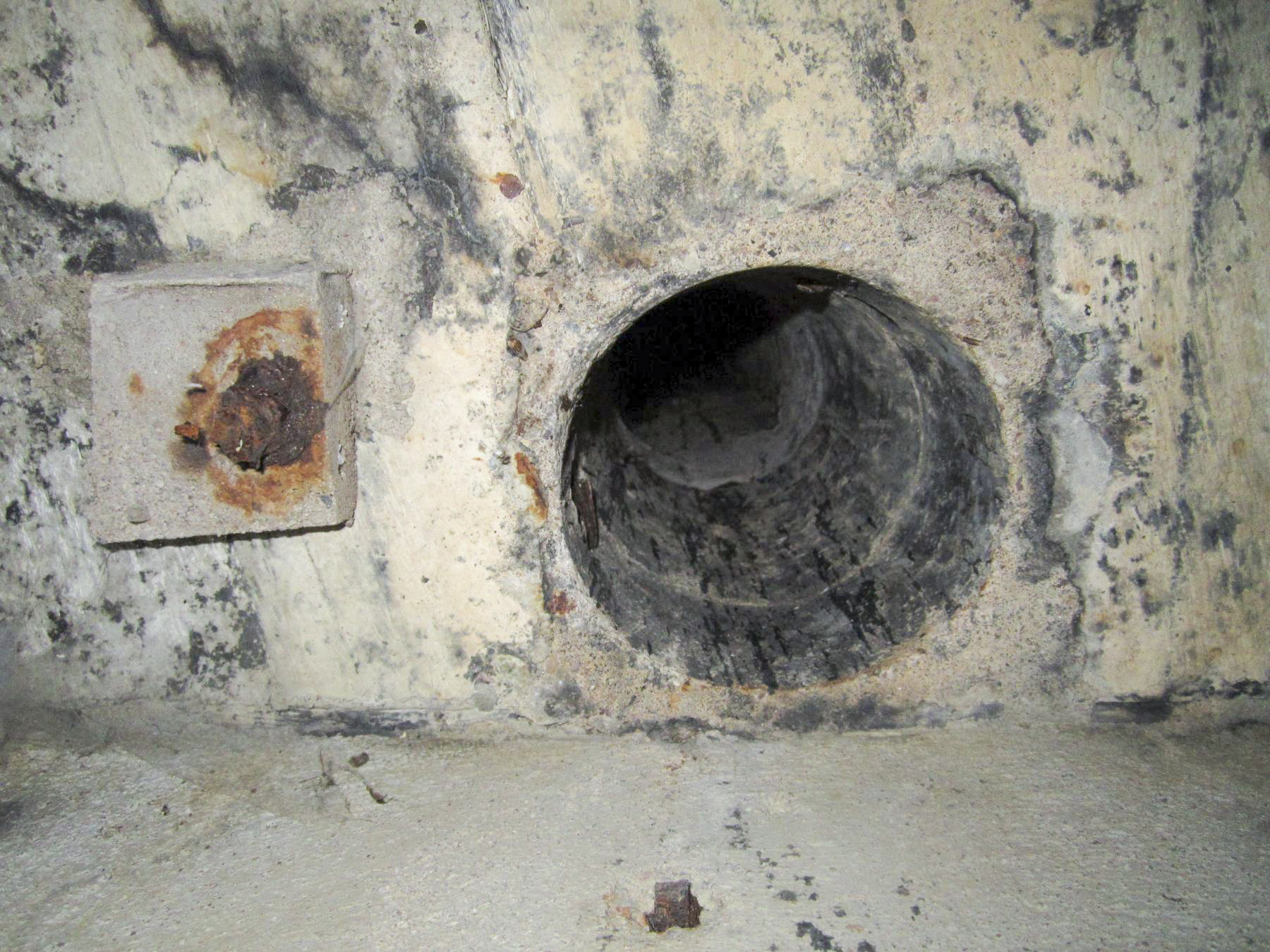 Ligne Maginot - HAUTE DIGUE 9 - (Blockhaus pour arme infanterie) - Conduit de ventilation, au-dessus du créneau mitrailleuse droit - G.Fuchs
