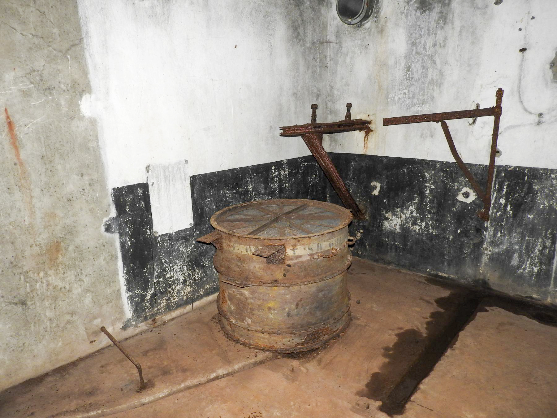 Ligne Maginot - GRAFENWEIHER CENTRE - (Casemate d'infanterie - Simple) - Les restes de la ventilation - STENGER Mathieu