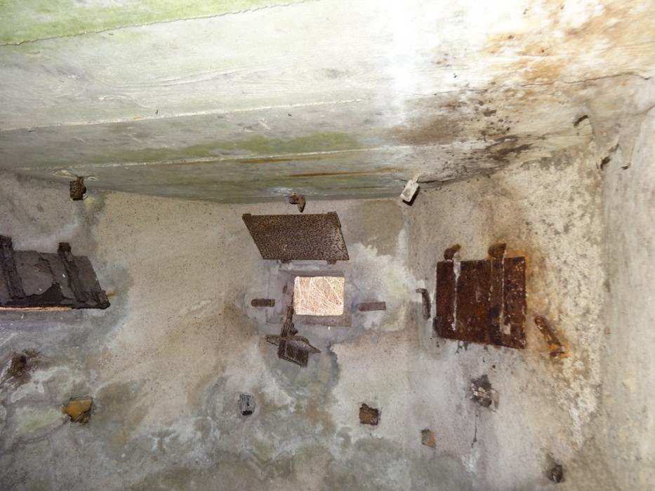 Ligne Maginot - LAMENDSAND EST - (Blockhaus pour arme infanterie) - Créneaux frontaux avec volets en place - Lionnel SPERANDIO