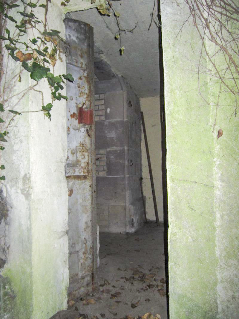 Ligne Maginot - M26 - (Abri) - Entrée du masque bétonné. Au fond, l'entrée d'origine - Gregory Fuchs