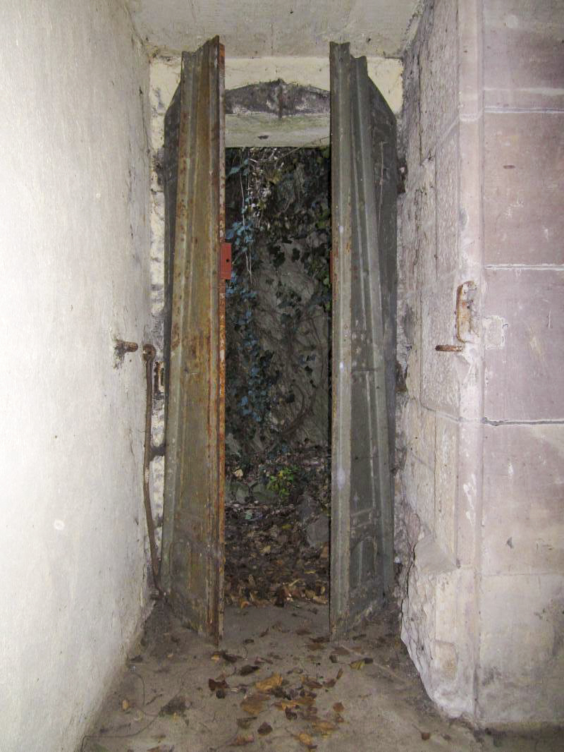 Ligne Maginot - M26 - (Abri) - Entrée du masque bétonné vue de l'intérieur. Noter le réemploi d'une porte à double vantaux allemande, présente dans les abris de 1ère générations non modernisés. - Gregory Fuchs