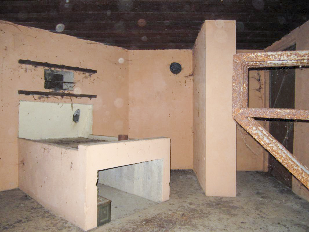 Ligne Maginot - M26 - (Blockhaus pour arme infanterie) - Table de tir droite et entrée - Gregory Fuchs
