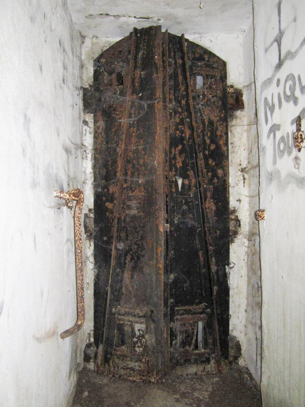 Ligne Maginot - OBSERVATOIRE EST DES CERISIERS - (Observatoire d'artillerie) - L'entrée comporte encore sa porte blindée d'origine à deux vantaux - Gregory Fuchs