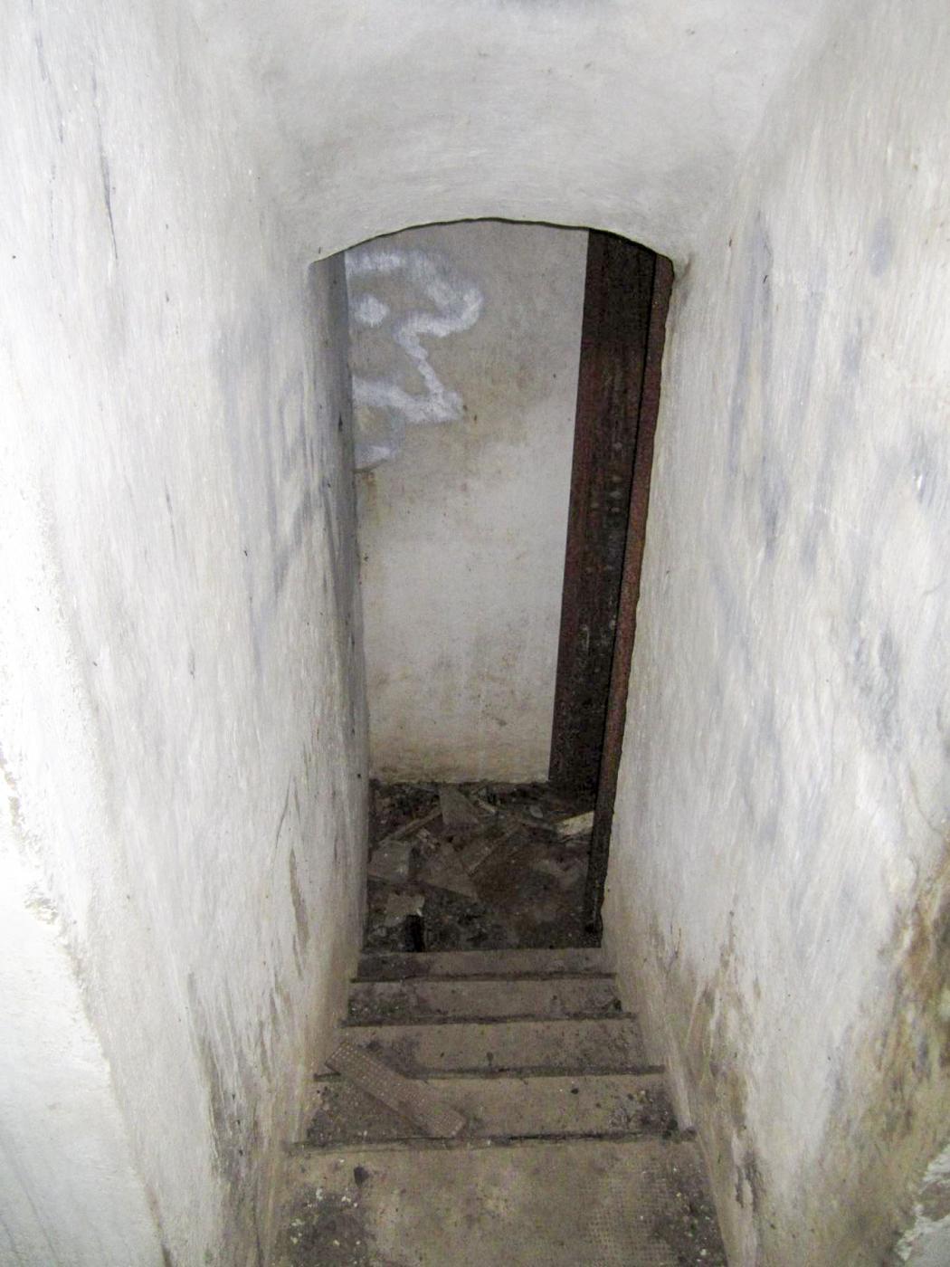 Ligne Maginot - OBSERVATOIRE EST DES CERISIERS - (Observatoire d'artillerie) - L'escalier vers l'observatoire - Gregory Fuchs