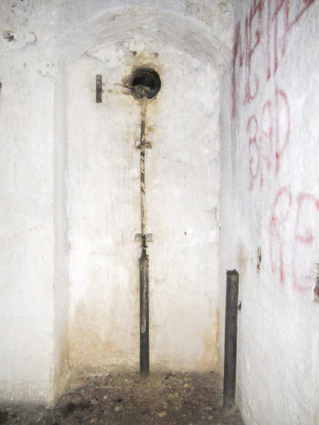 Ligne Maginot - OBSERVATOIRE EST DES CERISIERS - (Observatoire d'artillerie) - Fourreaux d'arrivée des câbles - Gregory Fuchs