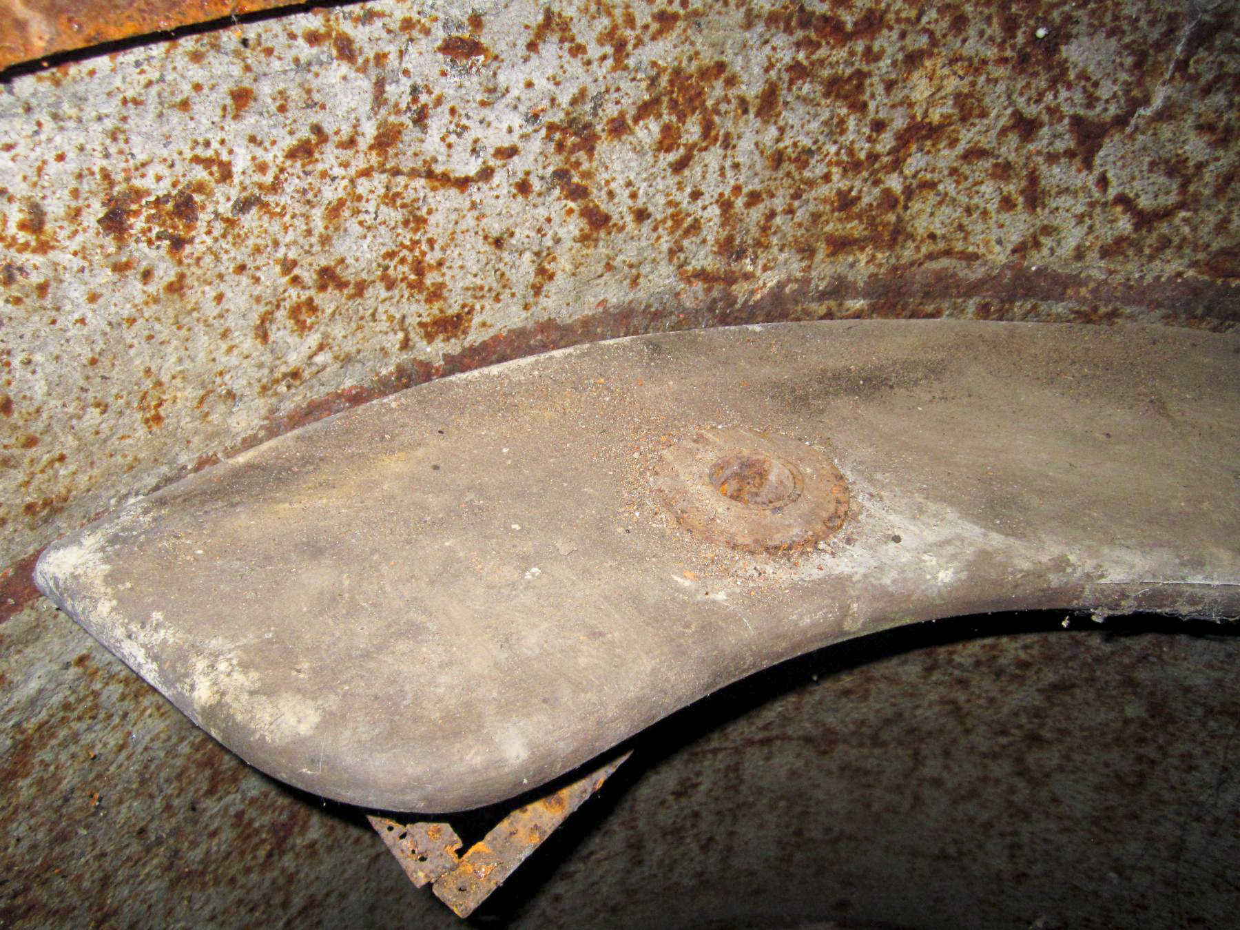 Ligne Maginot - OBSERVATOIRE EST DES CERISIERS - (Observatoire d'artillerie) - Les créneaux disposent d'une console destinée à recevoir le support d'une lunette d'observation - Gregory Fuchs