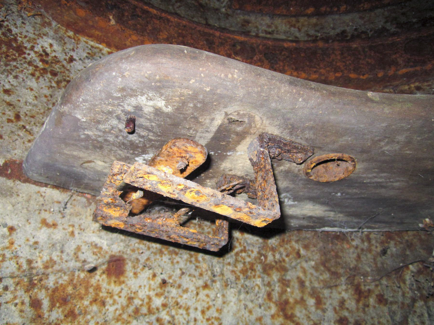 Ligne Maginot - OBSERVATOIRE EST DES CERISIERS - (Observatoire d'artillerie) - Les créneaux disposent d'une console destinée à recevoir le support d'une lunette d'observation - Gregory Fuchs