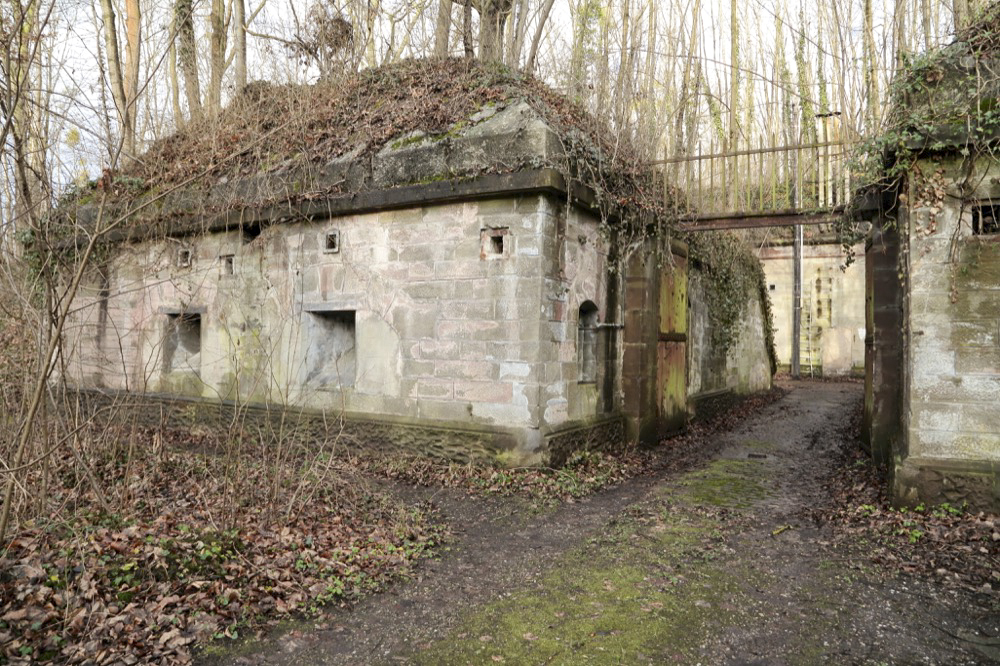 Ligne Maginot - OUVRAGE NEUF-EMPERT - (Ouvrage d'infanterie) - Entrée de l'ouvrage cernée par deux corps de garde - Les Gardiens du Rhin