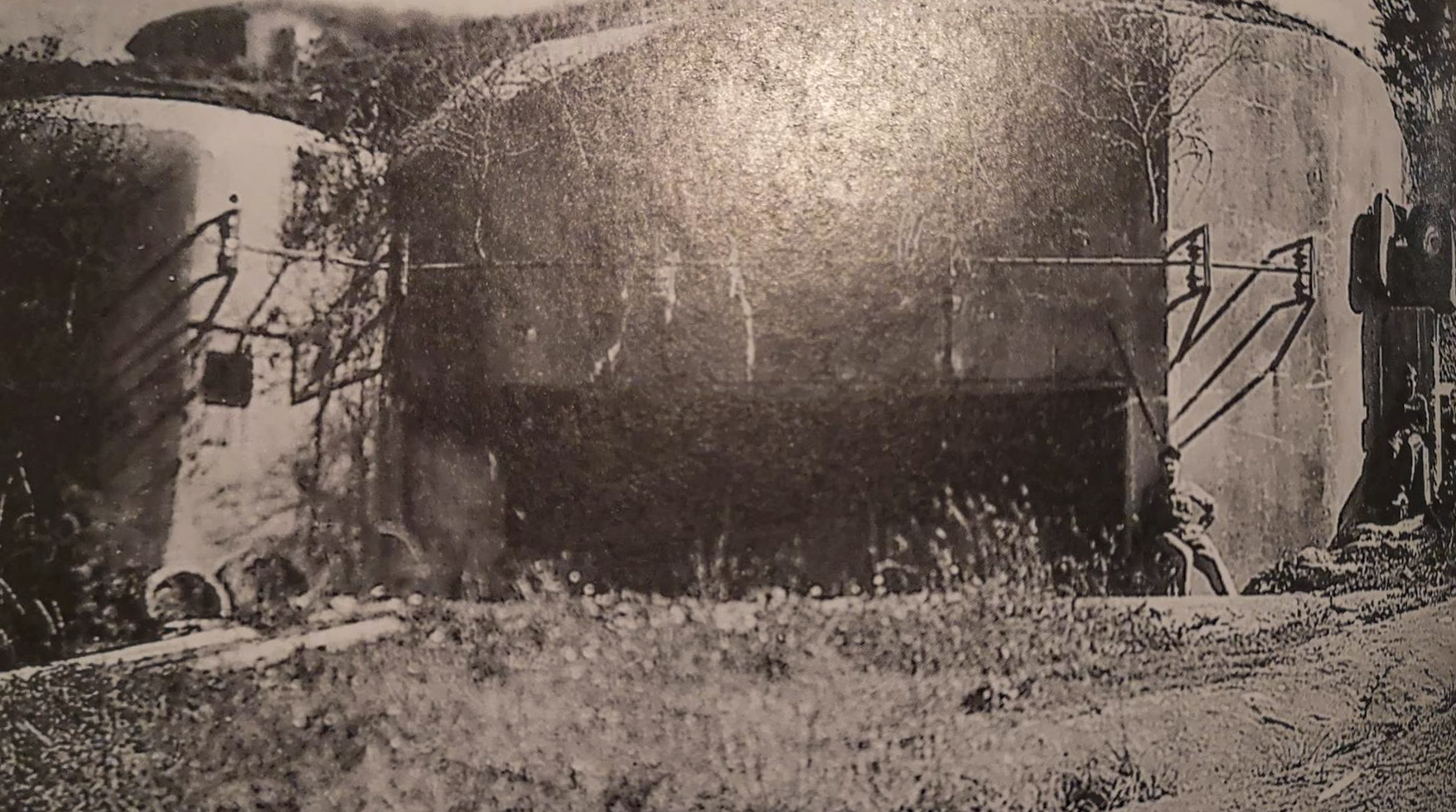 Ligne Maginot - METRICH - A17 - (Ouvrage d'artillerie) - Le bloc 3 en 1940
Casemate d'infanterie et  tourelle de mitrailleuses
Noter le projecteur blindé ouvert - inconnu