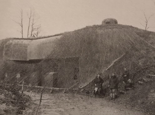 Ligne Maginot - METRICH - A17 - (Ouvrage d'artillerie) - Le bloc 15 (casemate avec deux mortiers de 81 mm  et 2 cloches GFM) en 1940 avec son filet de camouflage.
On y voit trois officiers d'artillerie posant devant le bloc - Inconnu