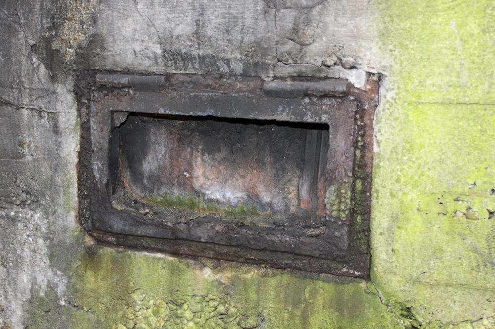Ligne Maginot - ROUTE de NEUHOF Nord ( Blockhaus pour arme infanterie ) - Créneau de défense de l'entrée - Les Gardiens du Rhin