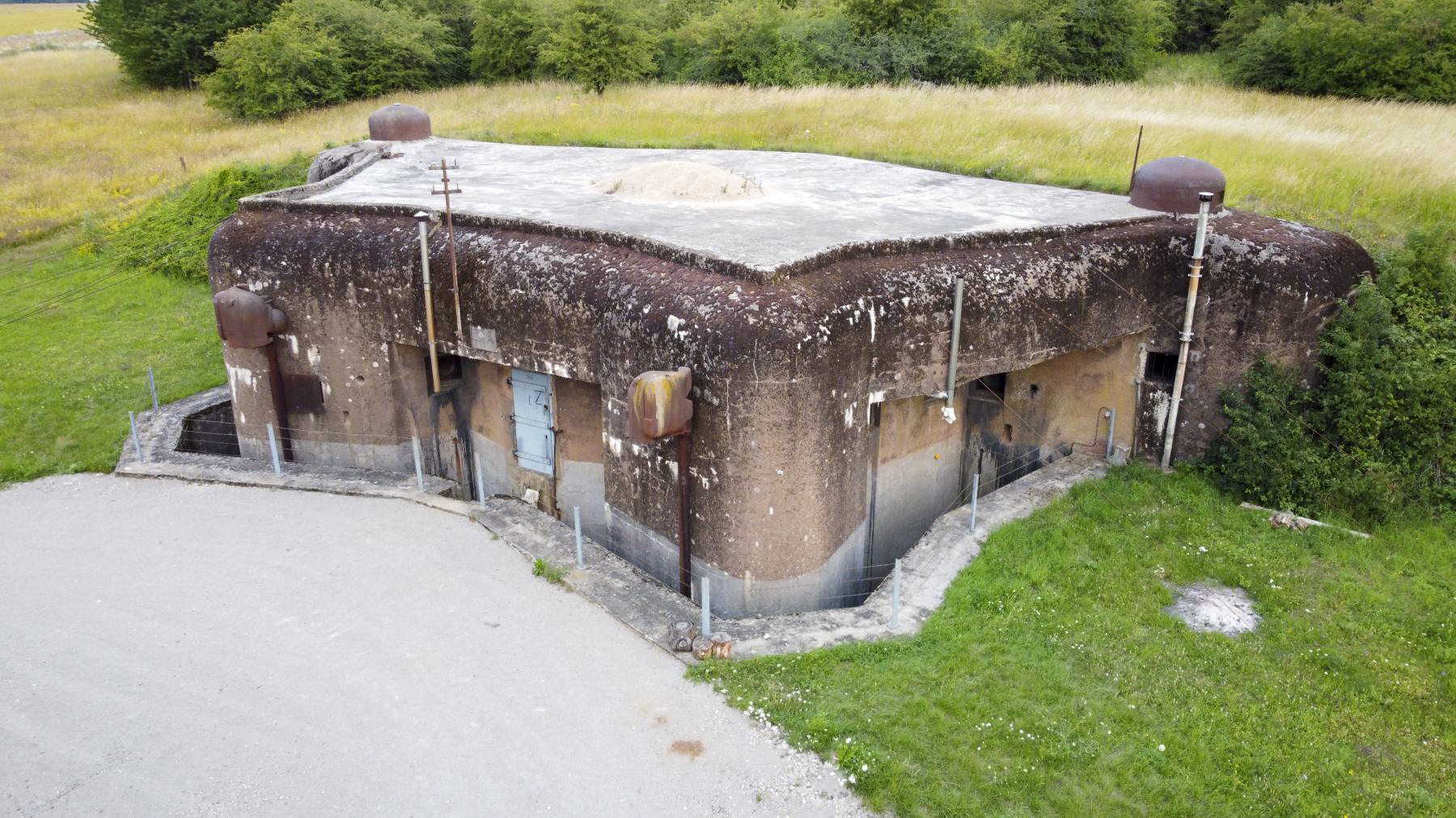 Ligne Maginot - GRAND LOT - C36 - (Casemate d'infanterie - Double) - Dalle de surface rebétonnée, Double projecteurs, deux cloches et quelques nouveaux conduits de fumée pour les poêles à bois installés - EN