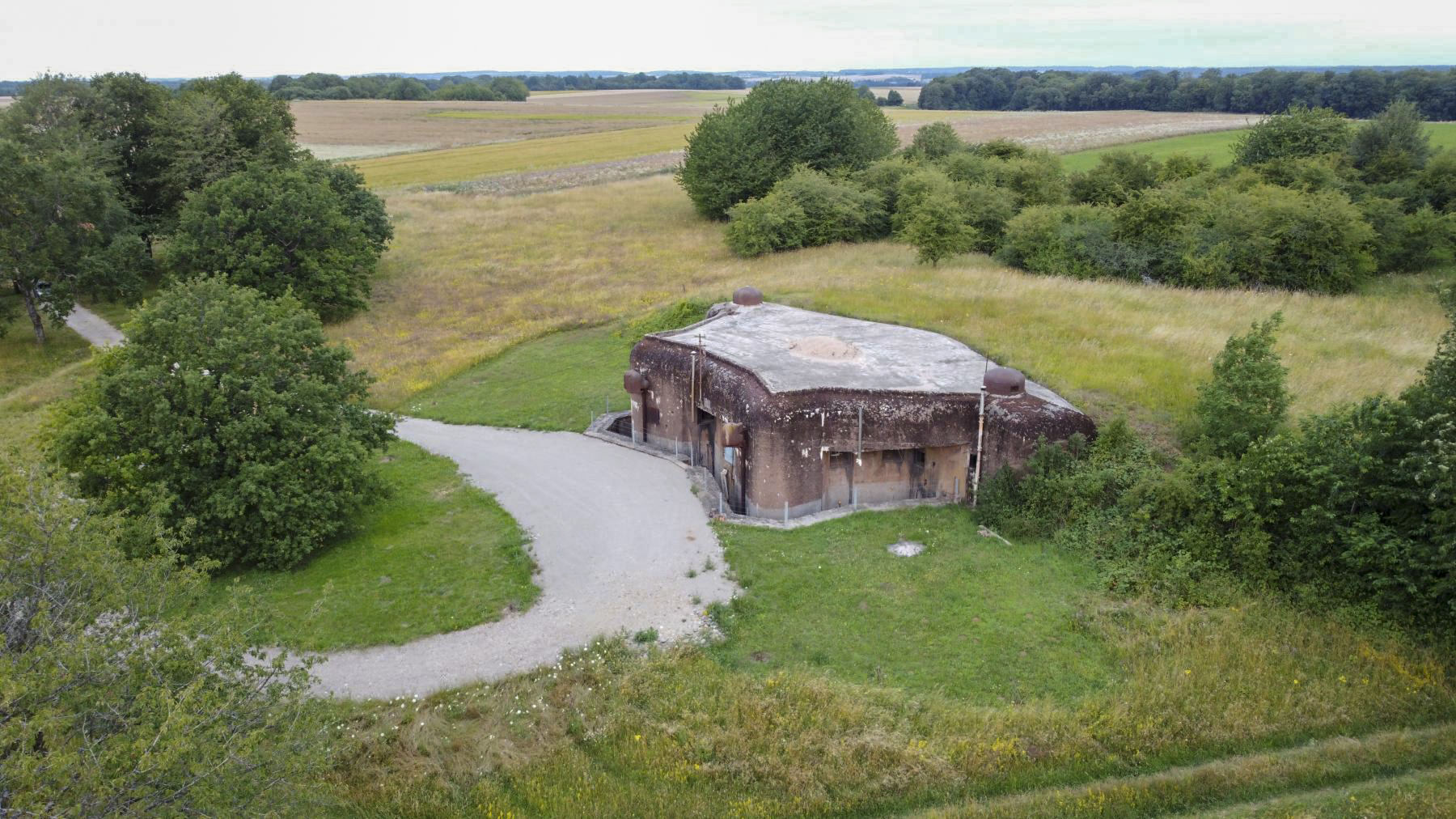 Ligne Maginot - GRAND LOT - C36 - (Casemate d'infanterie - Double) - Vue aérienne du champ de tir des cloches couvrant le plateau et le bloc 9 de l'ouvrage de Rochonvillers situé dans le taillis au fond à gauche.
Les bosquets et arbres entourant la casemate devaient bien sûr avoir été arasés lors de la construction pour dégager la vue. - EN