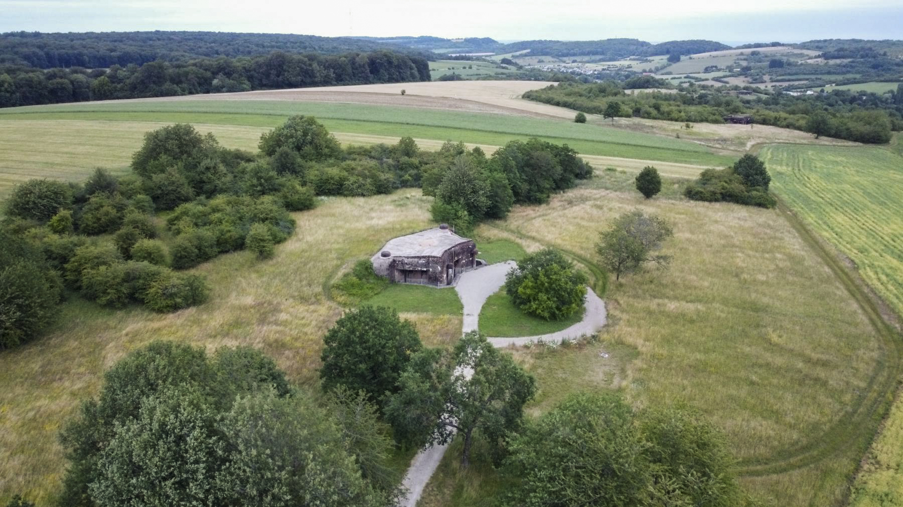 Ligne Maginot - GRAND LOT - C36 - (Casemate d'infanterie - Double) - Vue aérienne avec le fond de vallée du Weihergraben et la casemate C37 Ouest d'Escherange dans le fond - EN