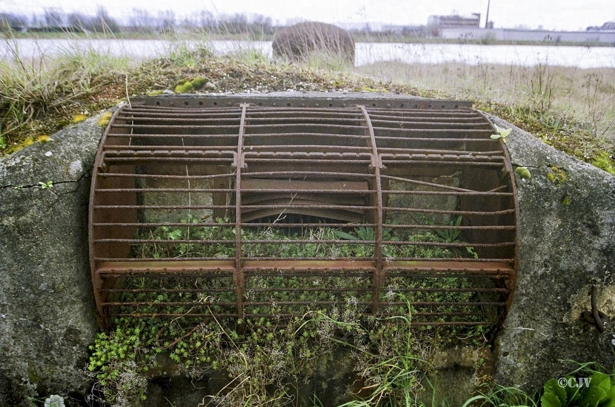 Ligne Maginot - SPORENINSEL - (Casemate d'infanterie - Double) - Prise d'air grillagée - Caspar Vermeulen
