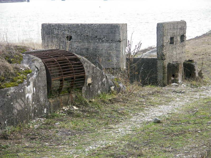Ligne Maginot - SPORENINSEL - (Casemate d'infanterie - Double) - Prise d'air et entrée depuis la berge - LAMBERT Pascal