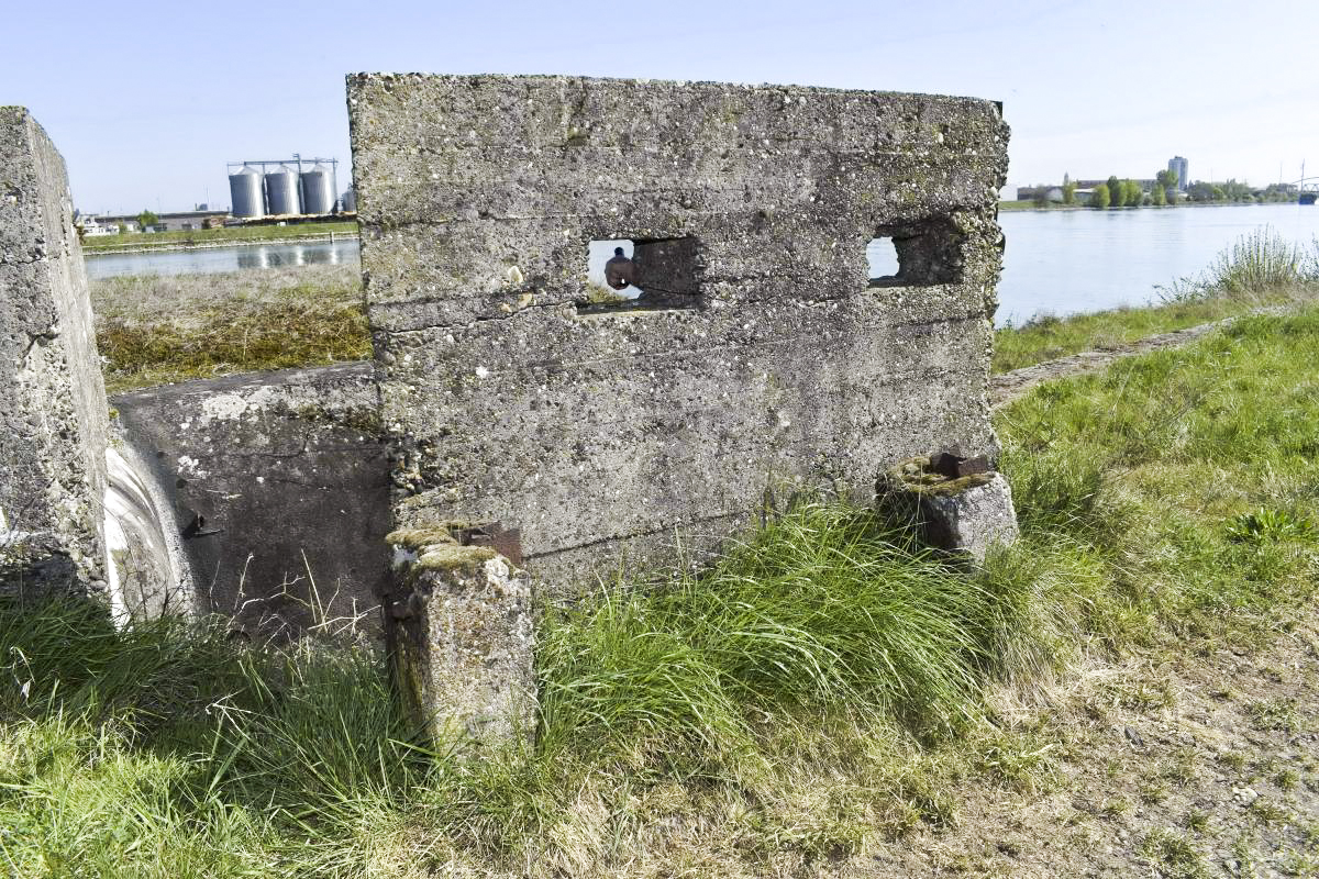 Ligne Maginot - SPORENINSEL - (Casemate d'infanterie - Double) - L'entrée depuis la berge protégée par des murs munis de créneaux - D. Froehly