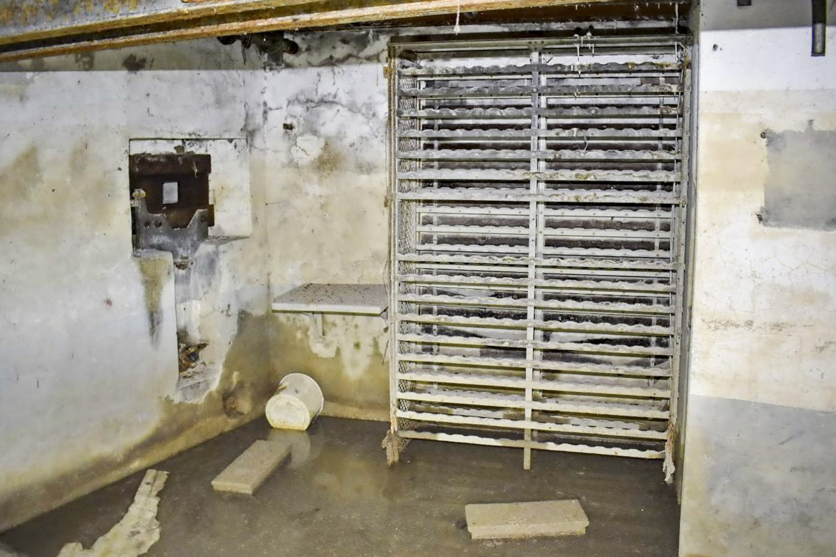 Ligne Maginot - SPORENINSEL - (Casemate d'infanterie - Double) - Chambre de tir nord 
Créneau FM de défense de l'entrée et casier à obus de 47 - D. Froehly