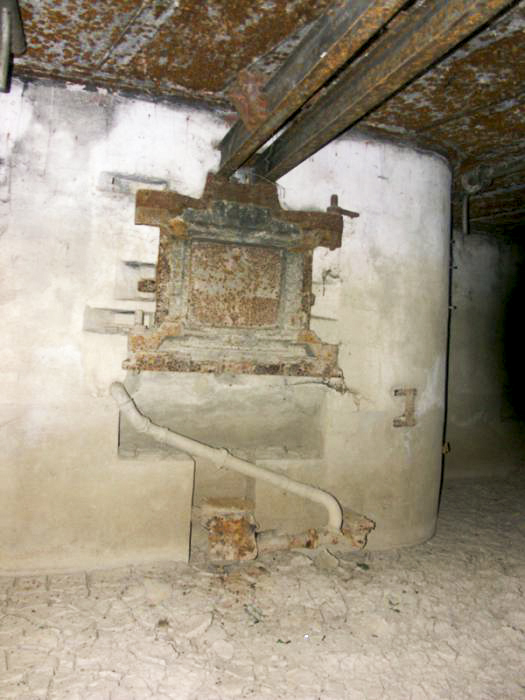 Ligne Maginot - SPORENINSEL - (Casemate d'infanterie - Double) - Chambre de tir nord
Créneau JM/47 AC et système contre les remontées d'eau - LAMBERT Pascal