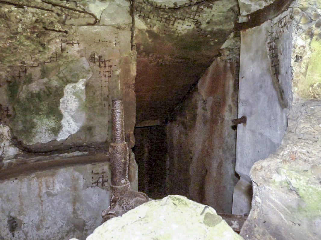 Ligne Maginot - PFAFFENSCHLICK SUD - (Blockhaus pour arme infanterie) - Le support d'arme vu par le créneau - JMBrams
