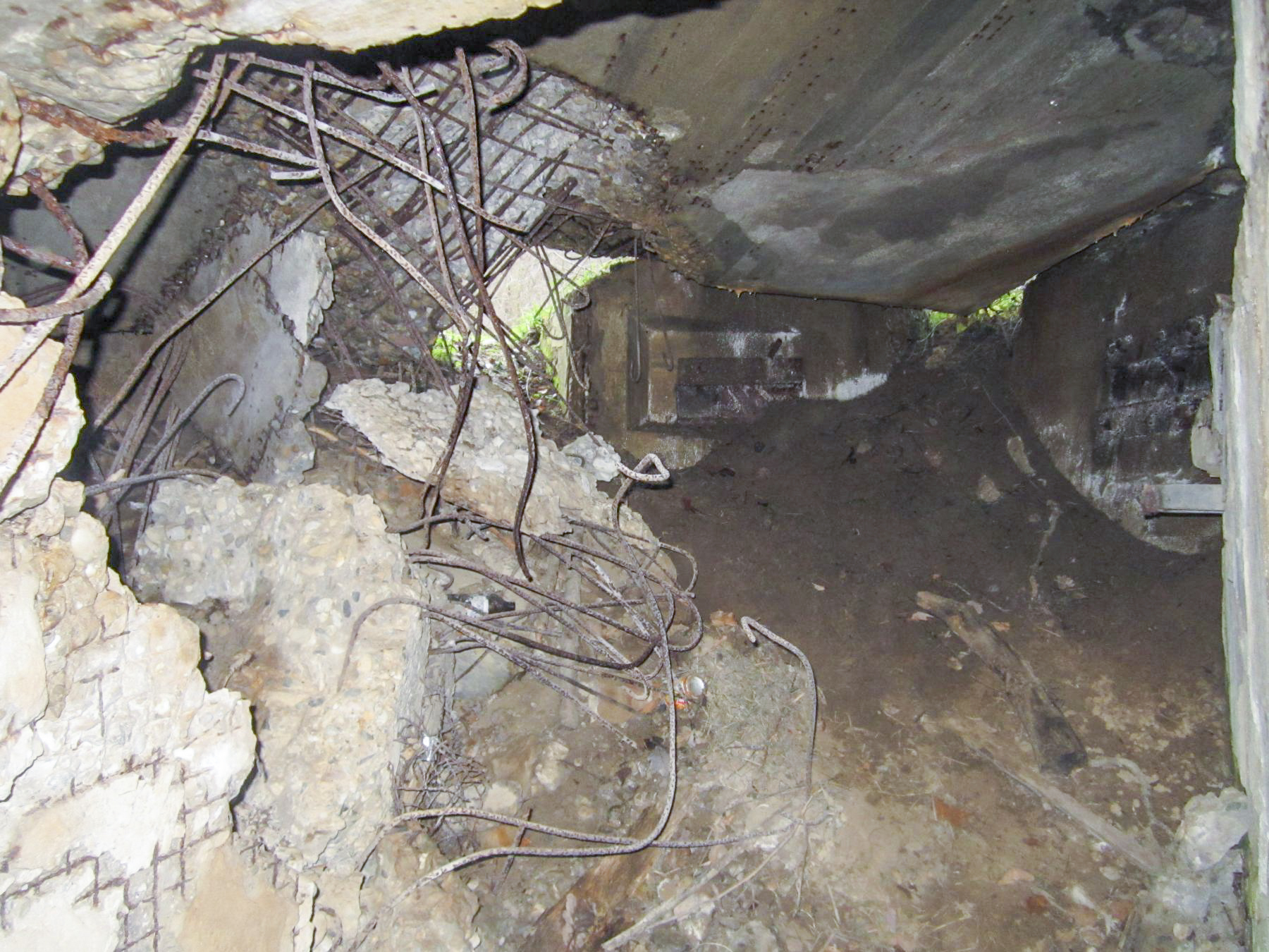 Ligne Maginot - PFAFFENSCHLICK SUD - (Blockhaus pour arme infanterie) - La partie arrière détruite, comprenant l'entrée, la coupole mitrailleuse sud et les deux créneaux FM - Gregory Fuchs