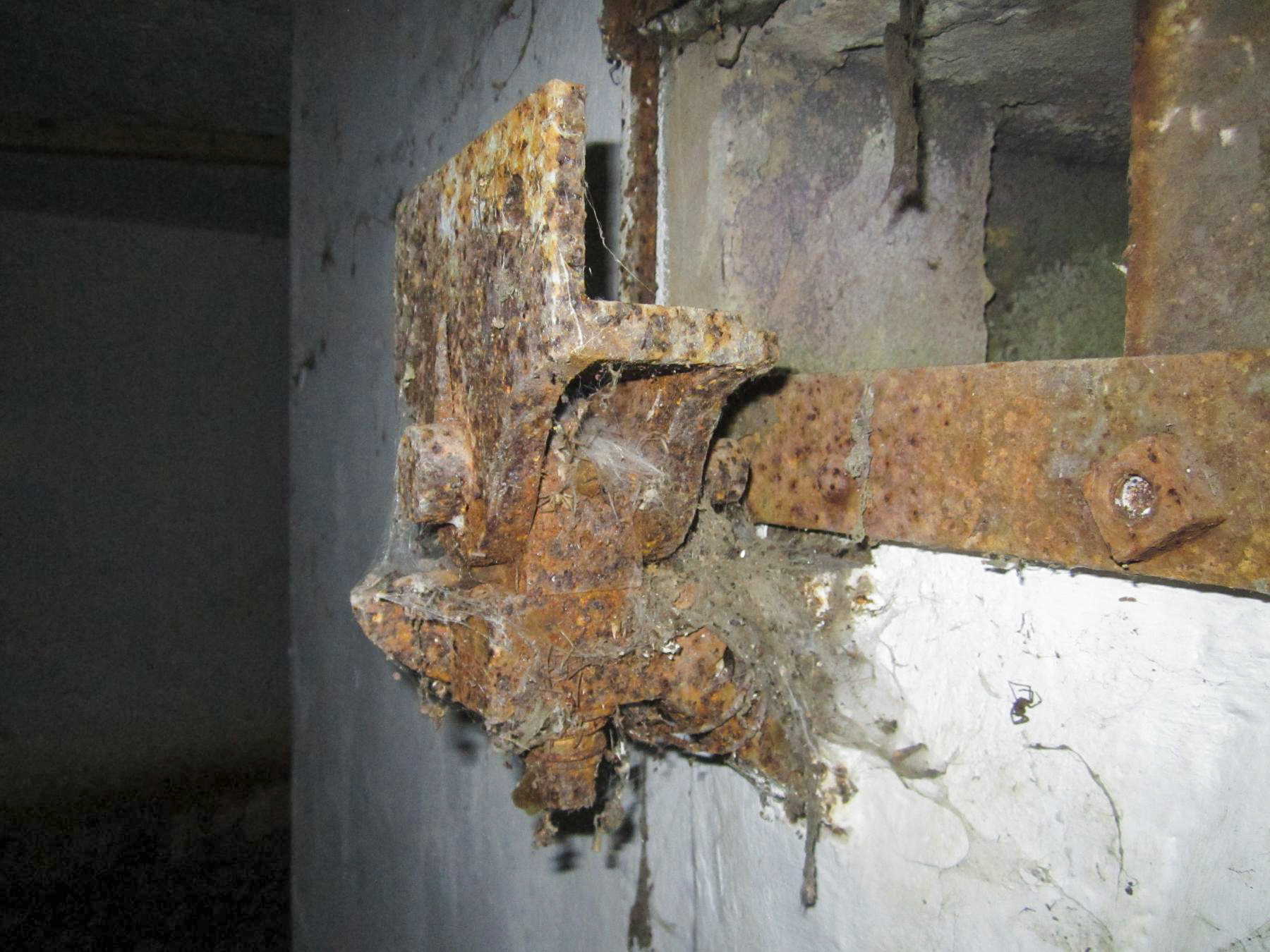 Ligne Maginot - DRACHENBRONN - (Blockhaus pour arme infanterie) - Créneau mitrailleuse de droite - détail du support - Gregory Fuchs