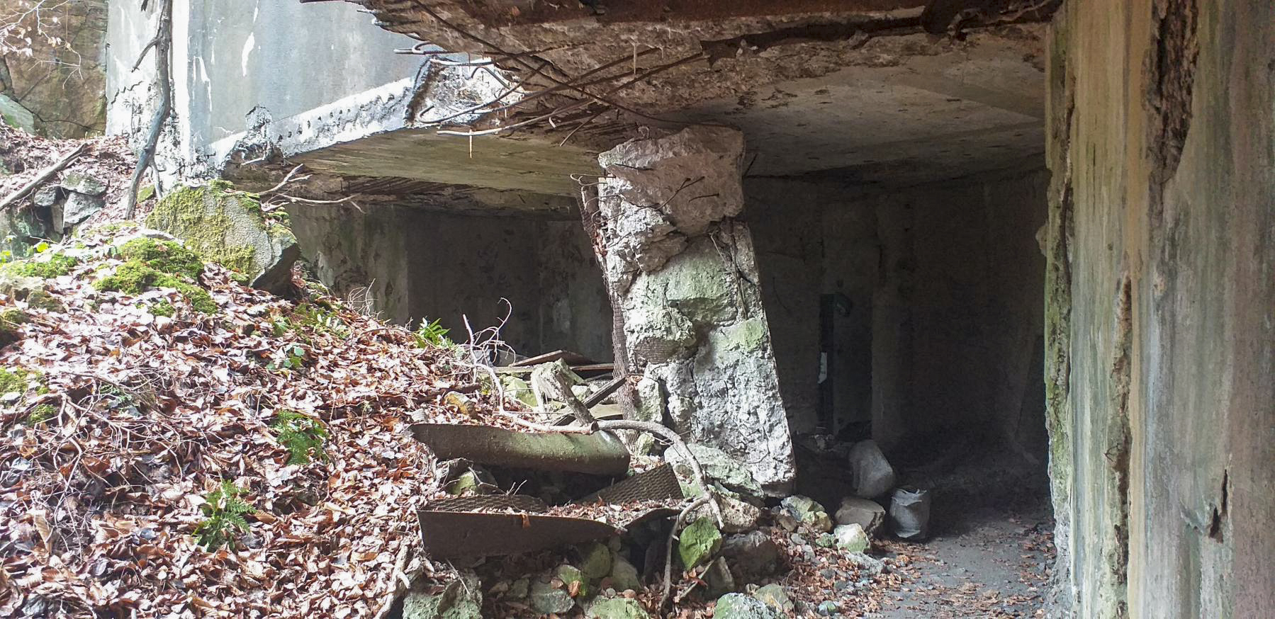 Ligne Maginot - HOCHWALD - RéDUIT - (Ouvrage d'infanterie) - Blockhaus de défense de l'entrée détruit.
Au milieu ce qui reste du mur de façade - Gregory Fuchs