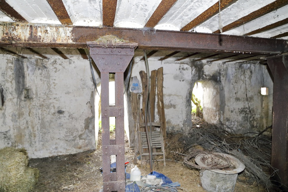 Ligne Maginot - GERSTHEIM 3 (TêTE DE PONT DE ) - (Blockhaus pour arme infanterie) - La chambre de tir vue vers l'ouest, avec les deux ouvertures pratiquées par les français - Les Gardiens du Rhin