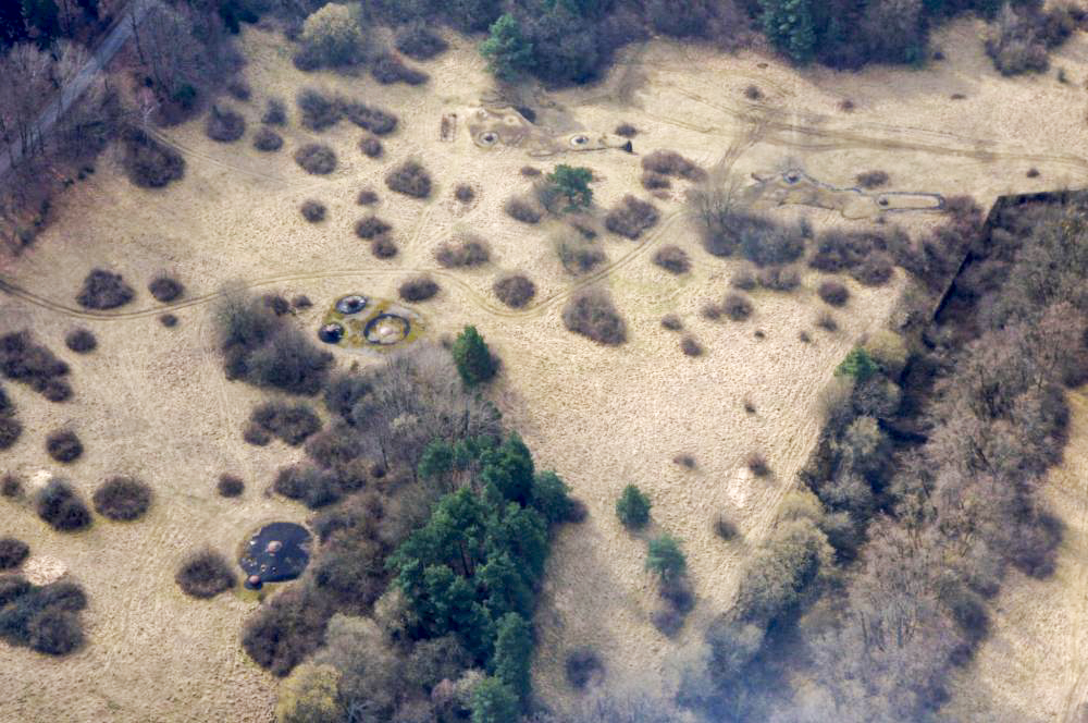 Ligne Maginot - HOCHWALD - (Ouvrage d'artillerie) - Ouvrage Ouest
De gauche à droite, le bloc 15, le bloc 14 les blocs d'artillerie 12 et 13  et sur la droite le fossé antichar protégeant le flanc ouest de l'ouvrage - GRASSER Michel