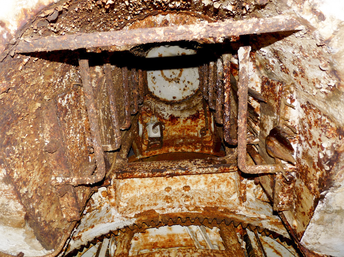 Ligne Maginot - HOCHWALD - (Ouvrage d'artillerie) - Bloc 2
Tourelle de mortiers 81 mm
L'accès à l'avant cuirasse - Sylvie Laure LAMBERT