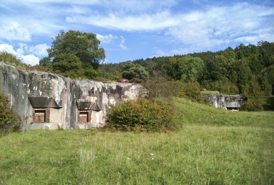 Ligne Maginot - HOCHWALD - (Ouvrage d'artillerie) - Ouvrage Ouest
Le bloc 12 à l'avant plan, le bloc 13 est visible dans le prolongement - Inconnu
