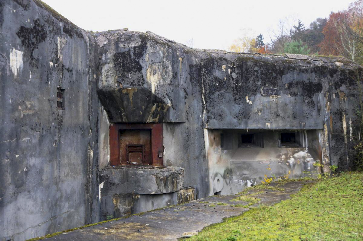 Ligne Maginot - HOCHWALD - (Ouvrage d'artillerie) - Bloc 13
Un créneau pour obusier de 135 mm, une casemate d'infanterie pour jumelages de mitrailleuses et canon de 47 antichar - GRASSER Michel