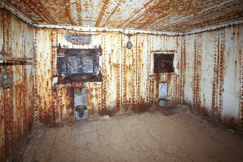 Ligne Maginot - HOCHWALD - (Ouvrage d'artillerie) - Bloc 13
Casemate d'infanterie pour deux jumelage de mitrailleuses et canon de 47 antichar - GRUBER Franck