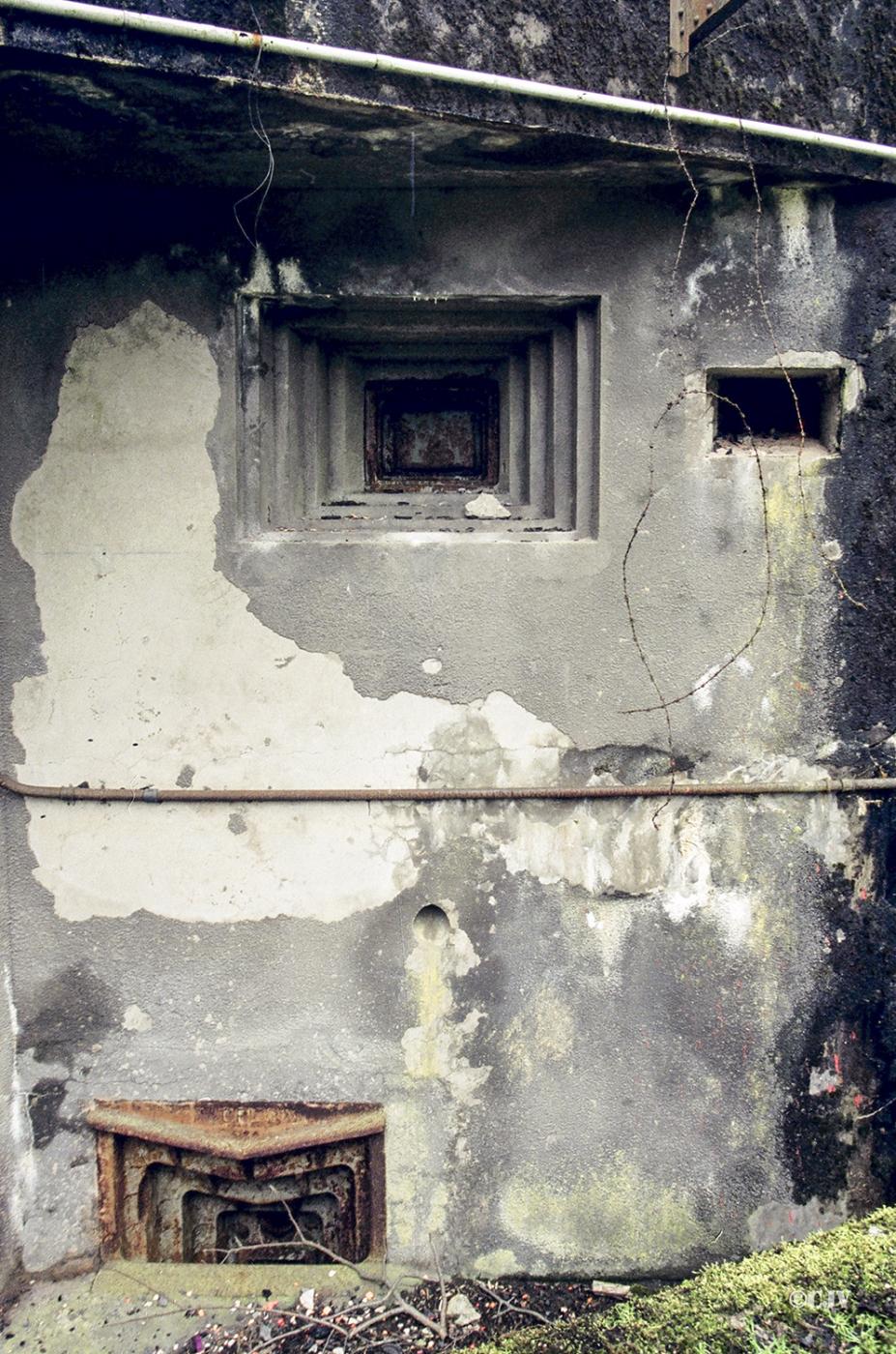 Ligne Maginot - HOCHWALD - (Ouvrage d'artillerie) - Bloc 16
Coffre de droite, créneaux pour jumelage de mitrailleuses et projecteur, en bas créneau pour mortier de 50 - Caspar Vermeulen