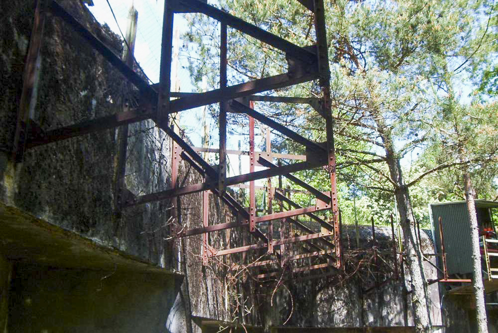 Ligne Maginot - HOCHWALD - (Ouvrage d'artillerie) - Bloc 16
Potences à barbelés destinés à empêcher un assaut d'infanterie par les dessus - GRASSER Michel