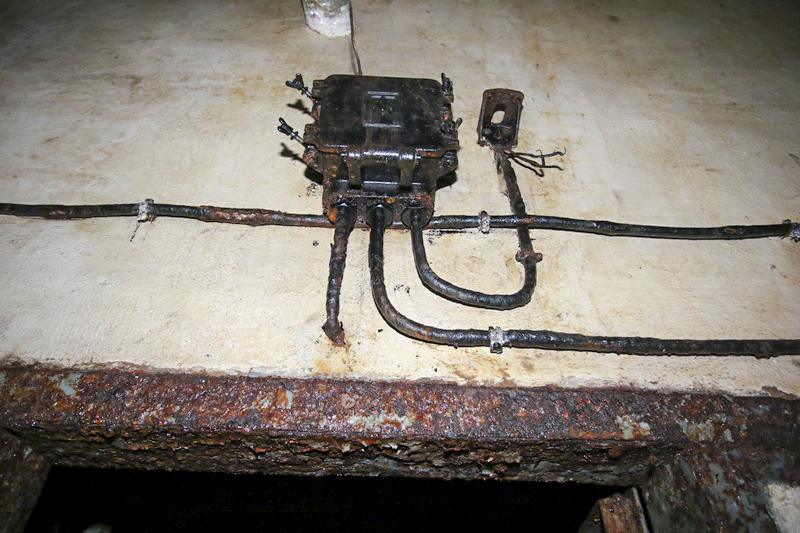 Ligne Maginot - HOCHWALD - (Ouvrage d'artillerie) - Système d'alerte aux gaz 
Coffret de relayage pour Avertisseur sonore (Klaxon) - GRUBER Franck