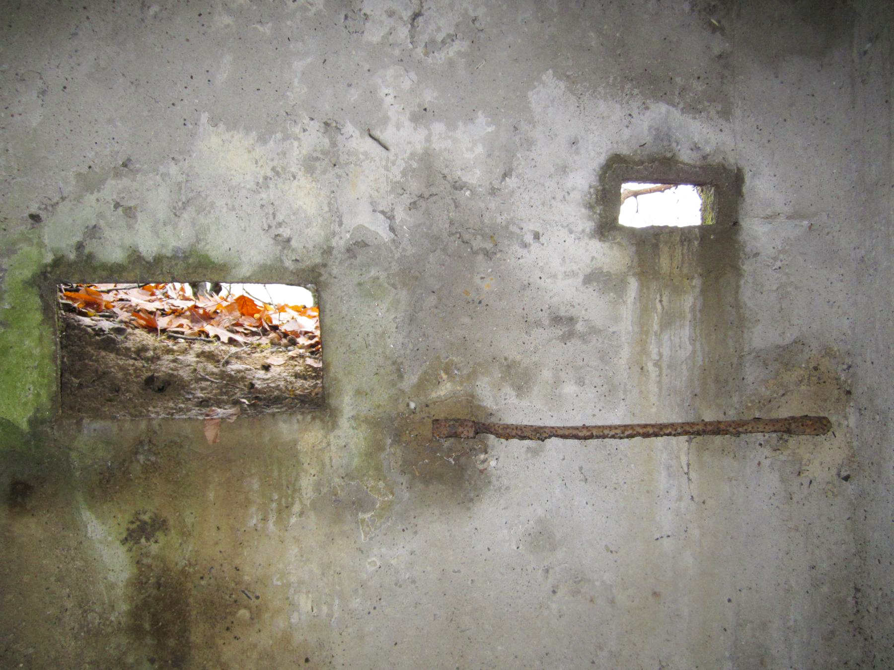 Ligne Maginot - OBERWALD - (Blockhaus pour arme infanterie) - Les créneaux, on distingue le reste du support d'une tablette rabattable sous le créneau d'observation - Gregory Fuchs