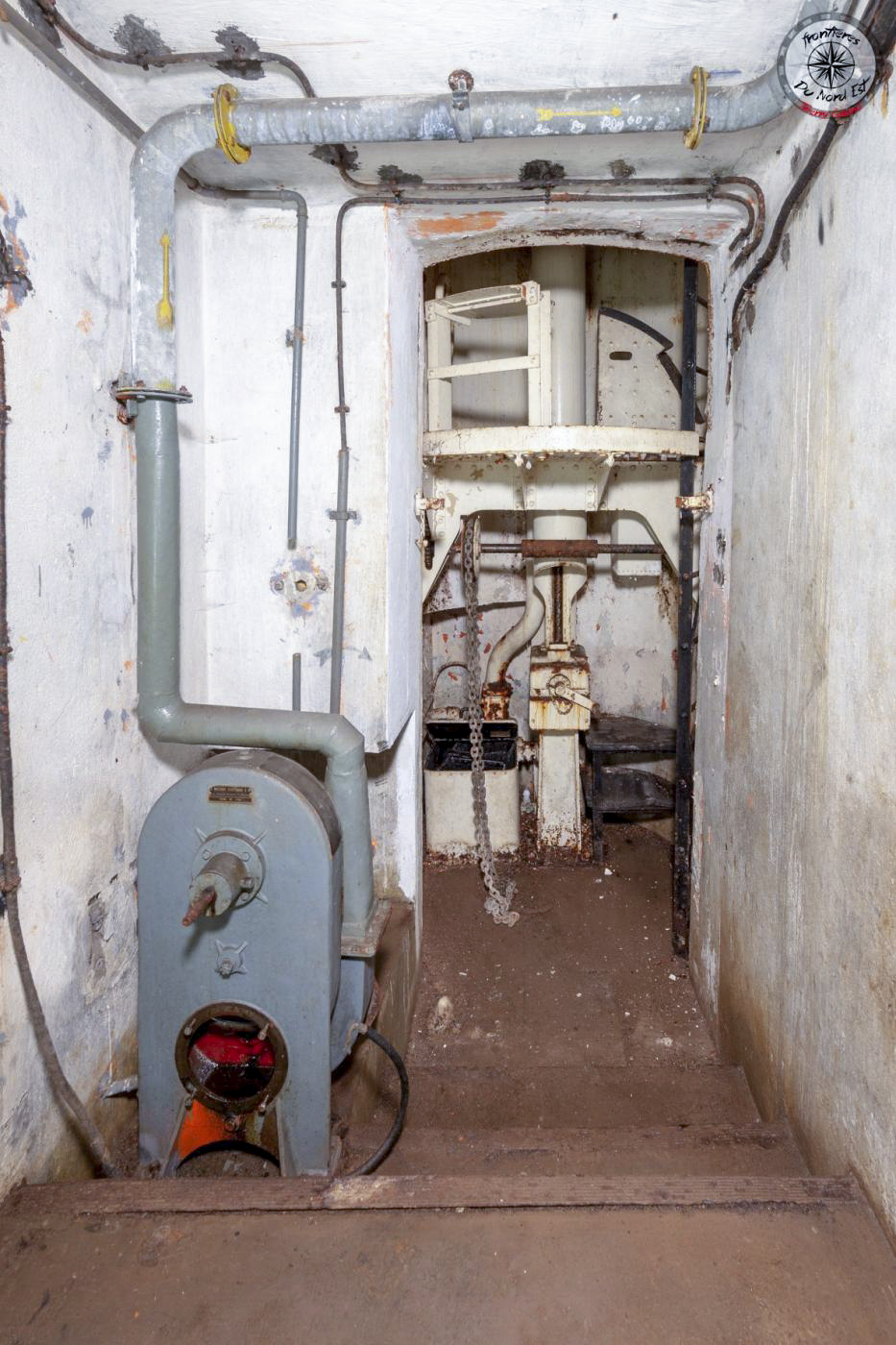 Ligne Maginot - PETERSBERG OUEST - C39 - (Casemate d'infanterie - Simple) - La cloche mitrailleuses
A l'avant plan, le système de ventilation de la cloche et d'aspiration des gaz résultant du tir - Thierry CALAND