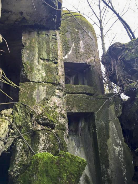 Ligne Maginot - BREITENACKER NORD - (Casemate d'infanterie - Simple) - Le créneau de défense de l'entrée et le créneau de flanquement du fossé - BOUCHOUCHA Eric