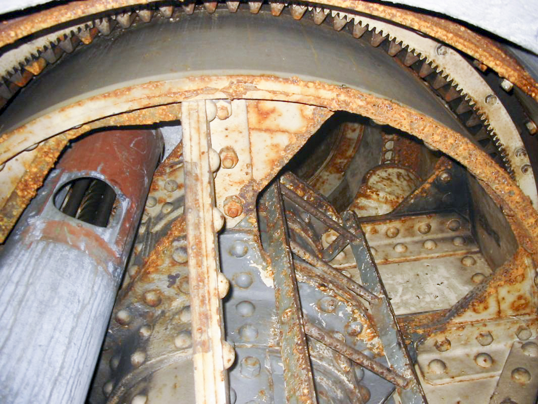 Ligne Maginot - LAUDREFANG - A37 - (Ouvrage d'infanterie) - Bloc 2
Tourelle de mitrailleuses
Accès à la chambre de tir
A gauche la noria d'approvisionnement en munitions - Raph
