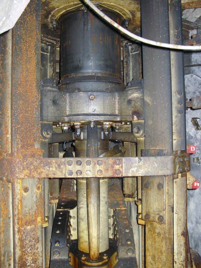 Ligne Maginot - LAUDREFANG - A37 - (Ouvrage d'infanterie) - Bloc 2
Étage inférieur de la tourelle mitrailleuses
Le fut pivot et le balancier - Raph