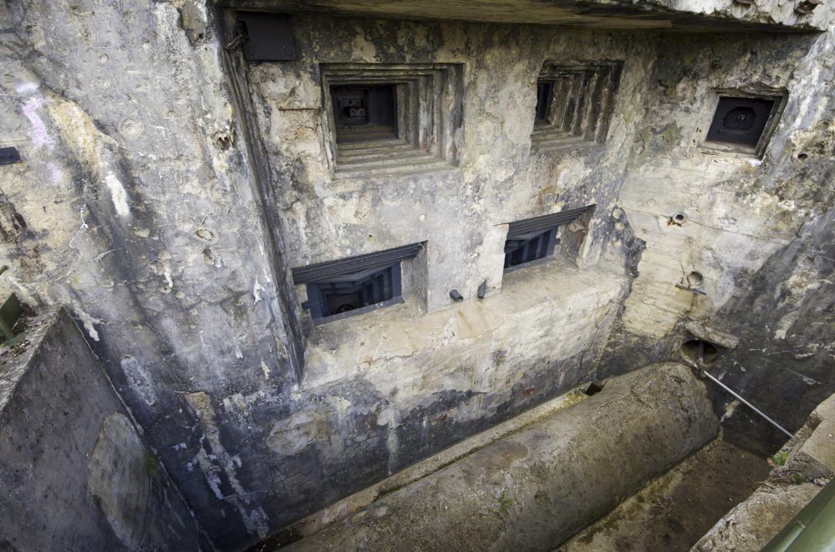 Ligne Maginot - LAUDREFANG - A37 - (Ouvrage d'infanterie) - Bloc 3
Chambres de tir JM/47 et mortiers de 81
Au fond du fossé diamant, le conduit d'alimentation en eau du bloc - AURET Vincent