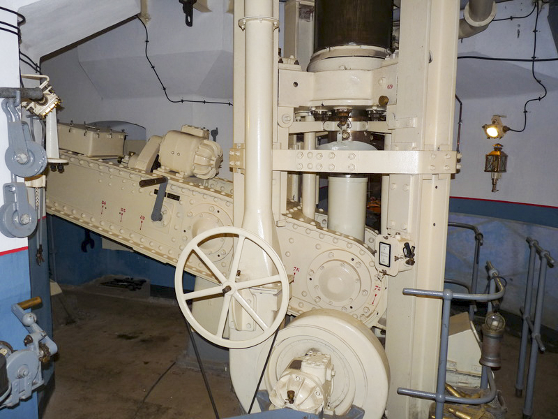 Ligne Maginot - Ouvrage d'infanterie de LAUDREFANG - Bloc 3
Etage inférieur de la tourelle mitrailleuses
Ventilateur  - ASPOLT