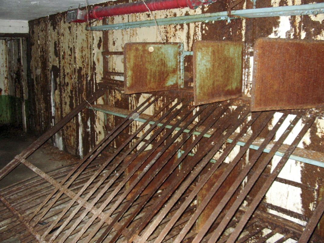 Ligne Maginot - LAUDREFANG - A37 - (Ouvrage d'infanterie) - Bloc 3
Etage intermédiaire
Chambre de troupe avant restauration - Raph