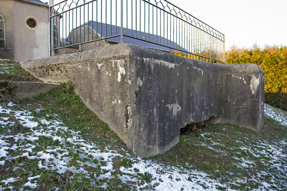 Ligne Maginot - CB109 - SENTZICH - (Blockhaus pour canon) - Vue du créneau du blockhaus, partiellement remblayé. A gauche, on aperçoit l'église de Sentzich. - Michel Teiten