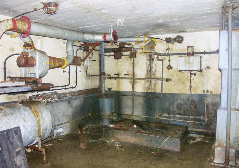 Ligne Maginot - HOCHWALD Haut Avant - Bloc 20 - O7 ( Observatoire d'artillerie ) - Usine
L'alimentation électrique de l'observatoire était assurée par un groupe électrogène à moteur CLM 1PJ65.
Noter le réservoir journalier resté en place - Pascal LAMBERT